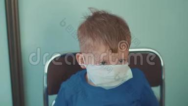 小男孩，医院里戴着医疗面具的孩子。 流行病、流感和<strong>预防疾病</strong>的概念